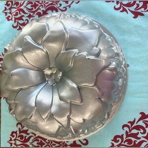 Williams Sonoma Silver Poinsettia Bundt Pan